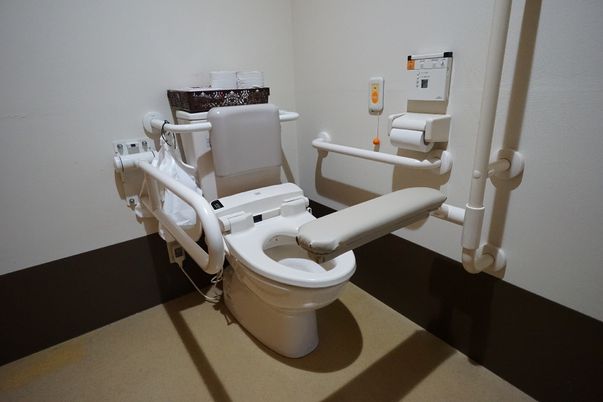 バリアフリー設計のトイレ