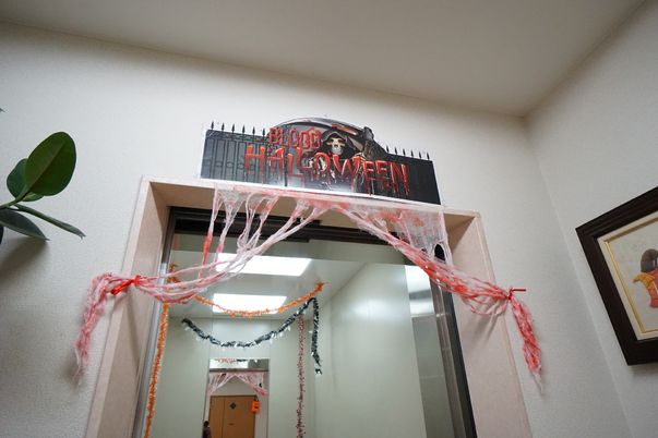 ハロウィン装飾のエレベーター前