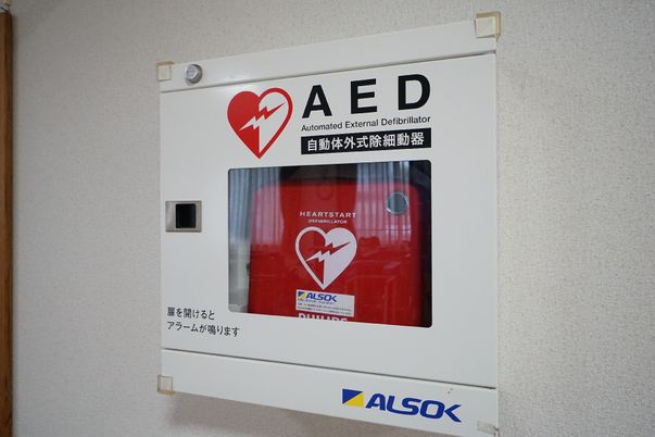 赤色のAED収納ボックス