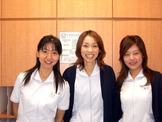 スタッフ3人の笑顔のロビー  