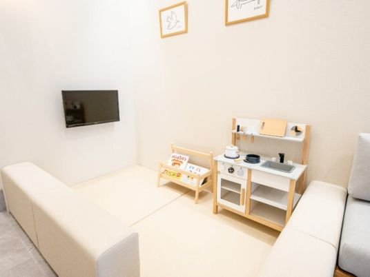 子ども用玩具のある多目的室  