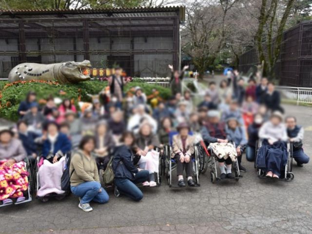 集まり風景 多目的室 自然を背景に、みなさんが集い和やかに過ごされています。交流が弾む場所です。