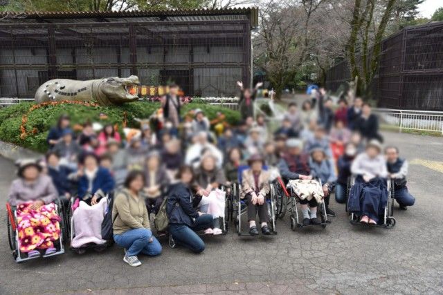 集まり風景 多目的室 自然を背景に、みなさんが集い和やかに過ごされています。交流が弾む場所です。
