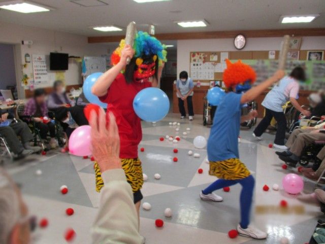楽しいイベントの様子 多目的室 にぎやかなイベントが開催され、皆さん楽しそうに交流されています。活気溢れる空間です。