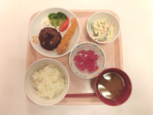 手作りのあたたかい料理 食堂 おいしそうな手作りの食事を用意した食堂です。バランスの良い献立で、健康的な毎日をサポートします。