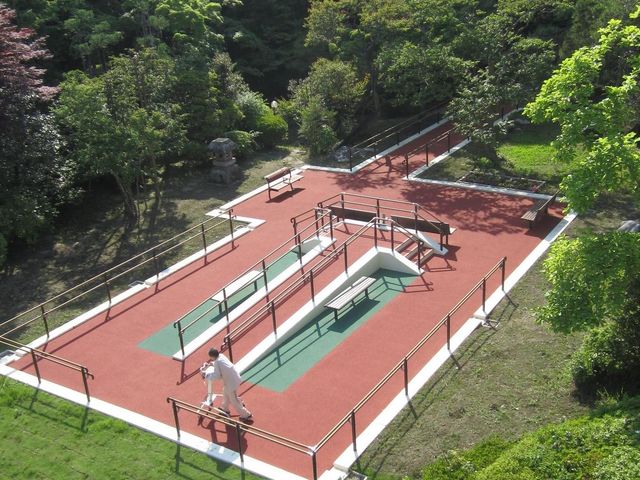 緑に囲まれた中庭 中庭 緑豊かな中庭では、ゆったりとした時間を過ごすことができ、身体を動かす設備も整っています。