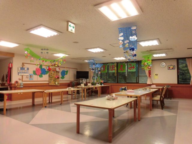 にぎやかな食堂 食堂 色とりどりの飾りつけが施された広々とした食堂です。憩いと食事の時間を楽しい気分で過ごせる空間となっています。