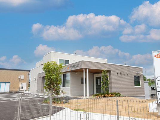 明るい外観の建物  