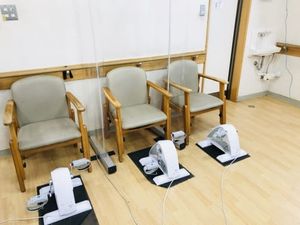 機能訓練室の椅子と運動器具  