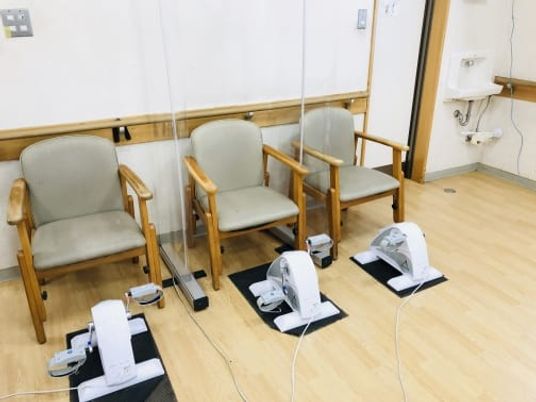 機能訓練室の椅子と運動器具  
