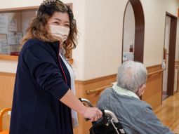 介護スタッフと利用者