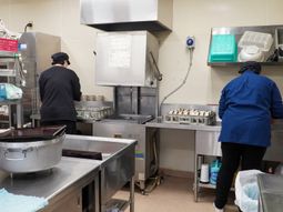 キッチンで働くスタッフ