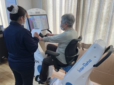 スタッフが機能訓練をサポート