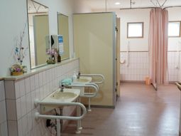 清潔な洗面台と鏡