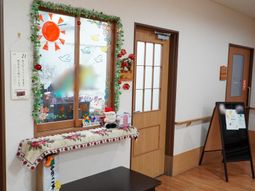 入り口の装飾が目を引く廊下