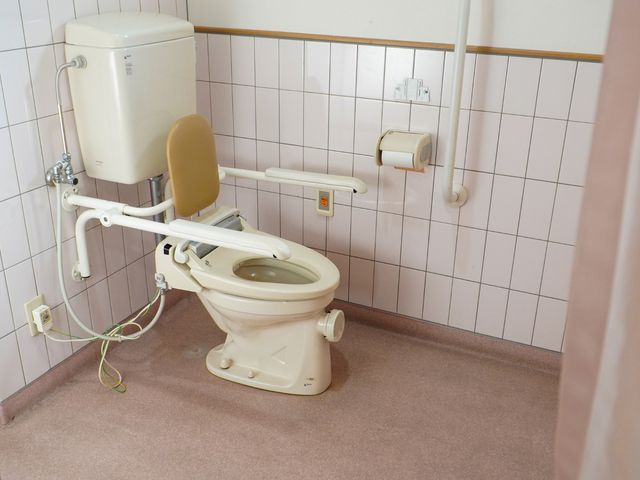 バリアフリートイレ設備 トイレ 手すりが完備されたトイレ空間です。快適にご使用いただけるよう配慮された設備が整っています。
