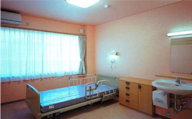 明るい窓の居室