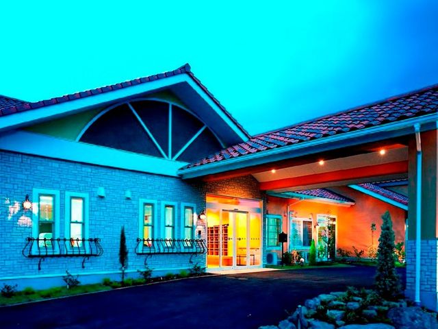 明るい建物の外観 外観 広々としたエントランスがあり、働く環境としても安心の施設です。