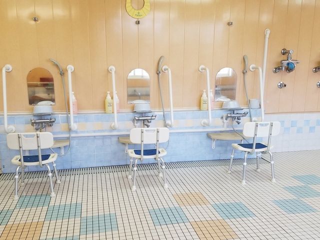安全設計の洗面台 洗面台 広々とした洗面エリアは、どなたでも安心して利用できる安全設計になっています。