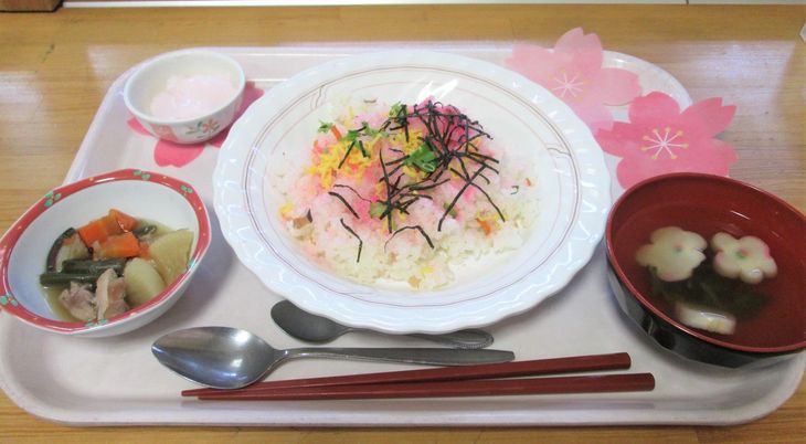 色鮮やかな食事の様子