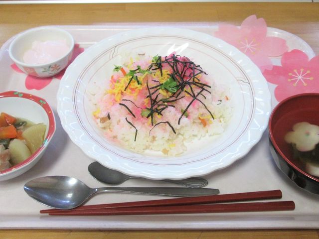 色鮮やかな食事の様子 料理 季節の彩りを感じる華やかな食事です。見た目にもこだわったメニューで、食欲をそそります。