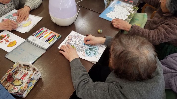 塗り絵を楽しむ様子