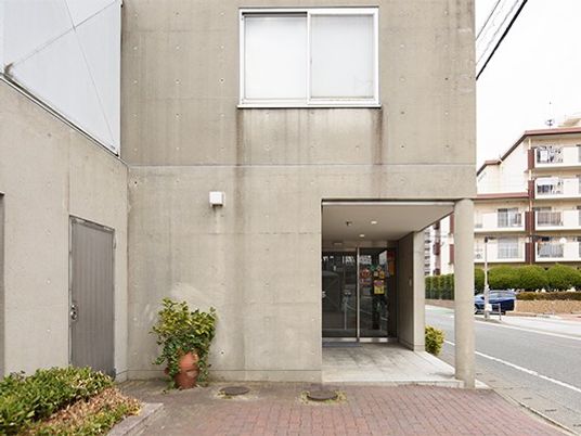 建物正面の出入口  