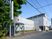 白い建物の外観  