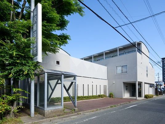 白い建物の外観  