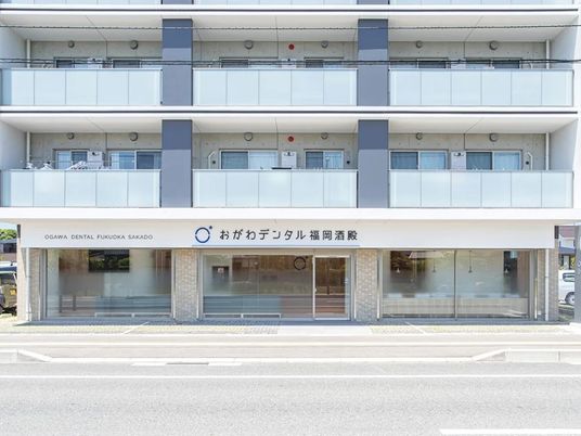ガラス張りの外観  