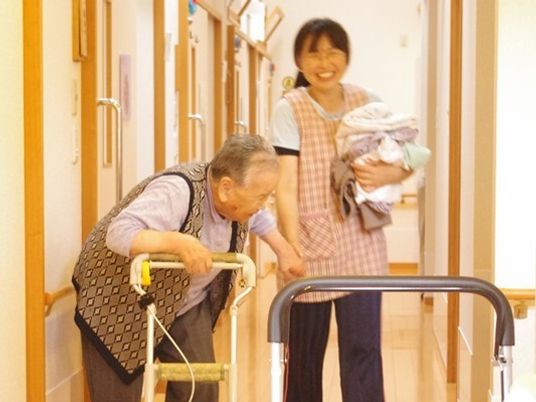 廊下で笑顔の人々