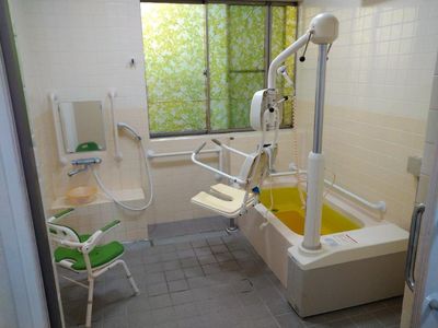 バリアフリー設計の浴室