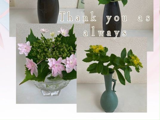 花の飾りがある壁面の棚  
