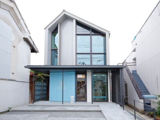 モダンな建物の外観  