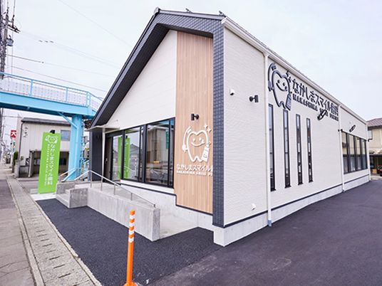 明るい外観の施設入口
