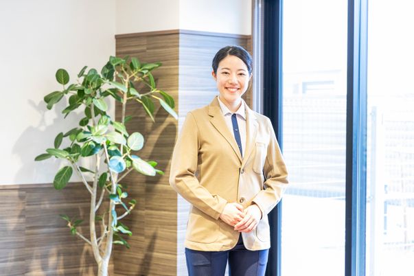 笑顔のスタッフが立つロビー