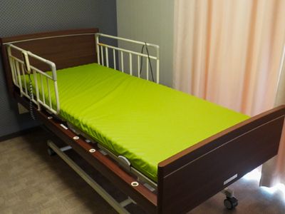 快適な居室のベッド