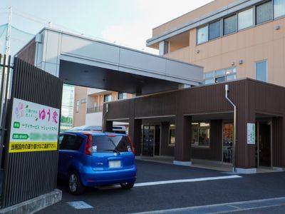 エントランス前の施設外観