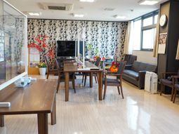 明るいラウンジの風景