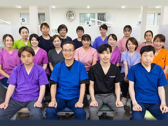 多彩な制服の職員集合  