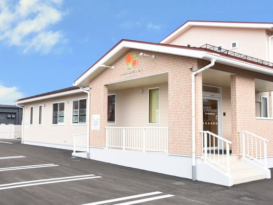 明るい外観の建物前  