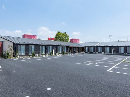 広い駐車場の外観  