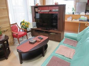 明るい共有リビング  