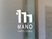 施設名ロゴがあるガラス扉の前  