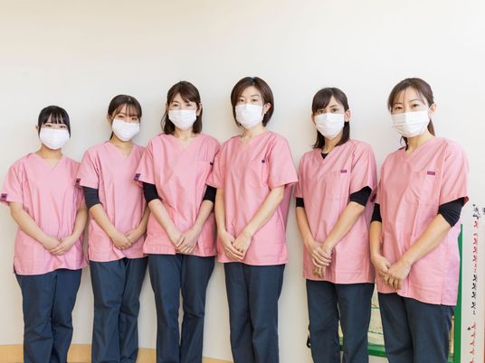 マスク姿の女性職員たち  