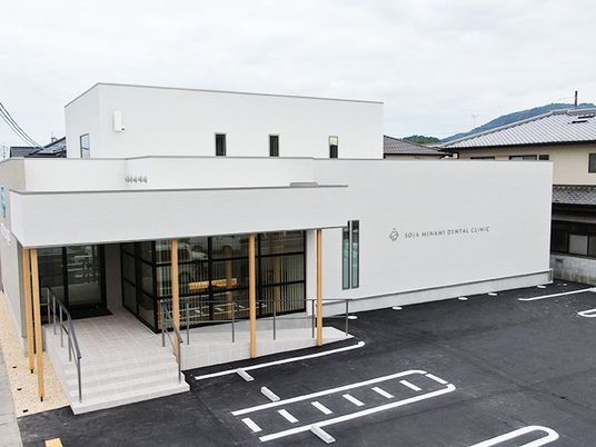 白い建物の外観  