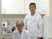 医療用白衣の職員2人、診察室  