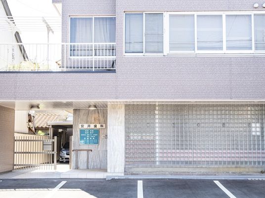建物外観の正面入口  