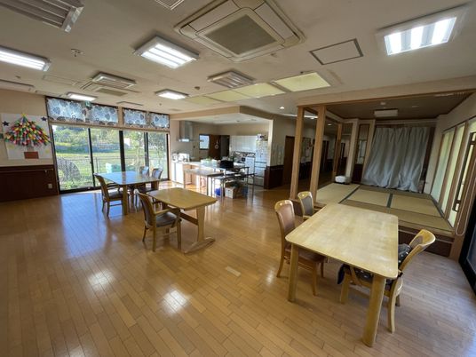 暖かい雰囲気の食堂