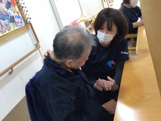 スタッフと利用者の対話 ケア 温かい雰囲気の中で丁寧なコミュニケーションを取るスタッフ。心地よい関わりが、ここでの日々を支えます。